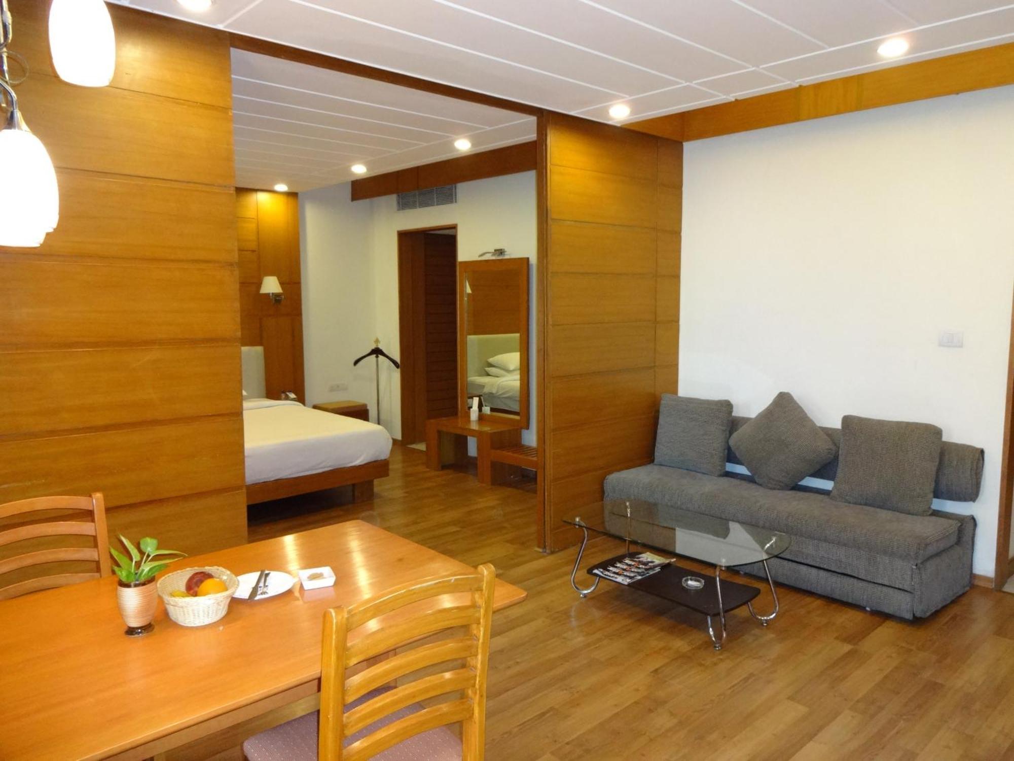 The Sunway Manor Hotel Puduccseri Szoba fotó