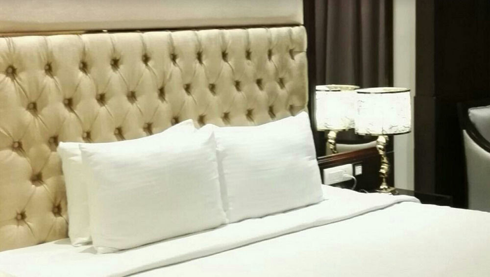The Sunway Manor Hotel Puduccseri Kültér fotó